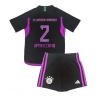 Bayern Munich Dayot Upamecano #2 Replika babykläder Bortaställ Barn 2023-24 Kortärmad (+ korta byxor)